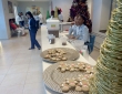 Las bandejas de galletas de jengibre servidas durante el brindis navideño