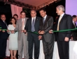 El Presidente Leonel Fernández corta la cinta, dejando oficialmente inaugurado Oncoserv